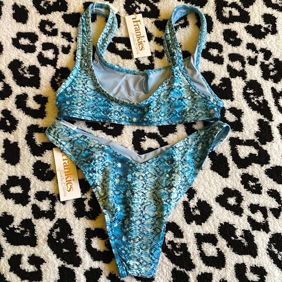 BNWT Frankie’s Bikinis Blue Snakeskin Bikini Set Size S - Picture 4 of 4